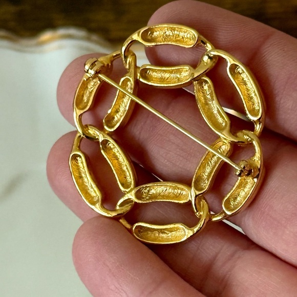 Vintage Gold Tone Circle Brooch - Picture 6 of 7